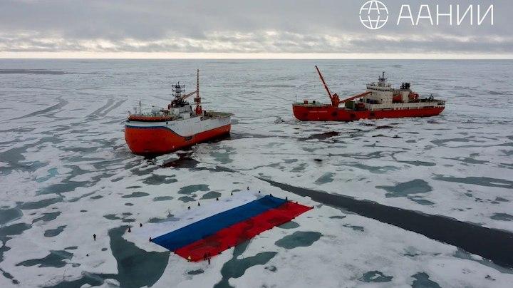 Полярники во льдах Арктики развернули самый большой триколор